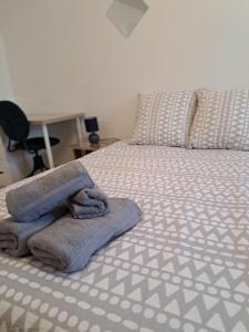 - un lit avec des serviettes assises au-dessus dans l'établissement Studio calme Brest hyper centre, à Brest