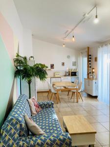 sala de estar con sofá y mesa en Gite Blanco y Madera en Narbonne