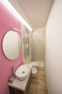a bathroom with a sink and a toilet and a mirror at retroscena matrimoniale in centro in Civitanova Marche