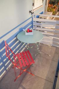 una sedia rossa seduta accanto a un tavolo e una sedia rossa di retroscena matrimoniale in centro a Civitanova Marche