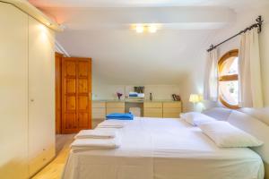 uma grande cama branca num quarto com uma janela em Korsan Apartment No.6 em Kas