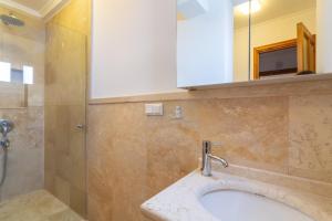 uma casa de banho com um lavatório e um espelho em Korsan Apartment No.6 em Kas