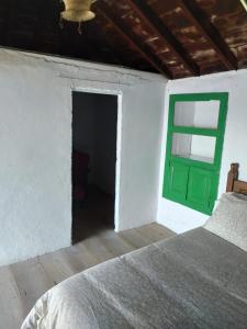 Un dormitorio con una ventana verde y una cama en Casa Las Indias, en Las Indias