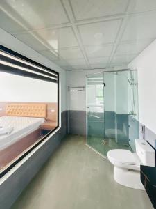 Phòng tắm tại Khách Sạn Biển Đông - Biển Quỳnh