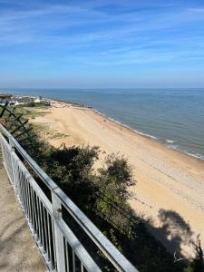 Afbeelding uit fotogalerij van Escape to a Clifftop Chalet with pool and tennis onsite - 1A Kingsdown Holiday Park in Kingsdown