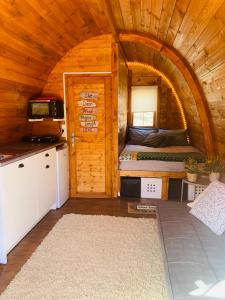 Habitación pequeña con cocina y dormitorio en una cabaña. en Gallas Pod House en Vouzela