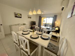 Posedenie v ubytovaní Dona Lola Martha - Spacious 3 bedroom apartment with partial sea views
