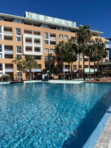 Bazén v ubytovaní Hotel Neptuno by ON Hotels Group alebo v jeho blízkosti