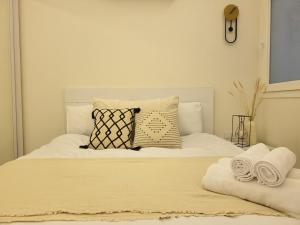 un letto bianco con cuscini e asciugamani di Selena Bay Resort - Luxury 2 Bed Apt with Private Beach a Hurghada