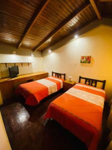 um quarto com duas camas e uma televisão em Deluxe Apartments in Arequipa Downtown em Arequipa
