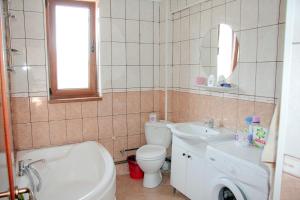 ein Badezimmer mit einem WC, einem Waschbecken und einer Badewanne in der Unterkunft Z Villa in Bukarest