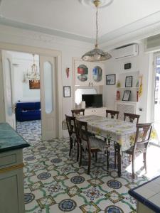 une cuisine et une salle à manger avec une table et des chaises dans l'établissement La casa di Rosa (Appartamento con terrazzo panoramico nel Cuore di Sorrento), à Sorrente