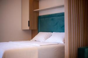 En eller flere senge i et værelse på Aura Tower aparments by In Property