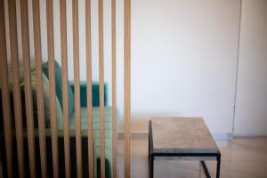 cuna con silla y mesa en una habitación en Aura Tower aparments by In Property, en Rafailovici