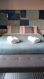 Una cama grande con toallas encima. en B&B Tra colline marchigiane - sauna e piscina en San Giorgio di Pesaro