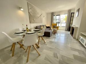 Posedenie v ubytovaní 2 bedroom top floor apartament with open sea views CS197