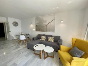 Posedenie v ubytovaní 2 bedroom top floor apartament with open sea views CS197