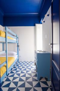 um quarto com um beliche e um tecto azul em Il sorriso di Bri em Capri