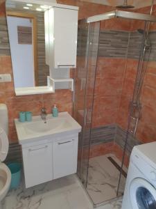 a bathroom with a sink and a shower at 6 M, 50 m do plaže in Barbat na Rabu