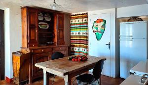 eine Küche mit einem Holztisch und einem Kühlschrank in der Unterkunft Villa Crystal River, piscine privée & vue mer sur Golfe de Saint Tropez in Saint-Peïre-sur-Mer