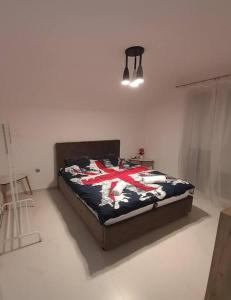 um quarto com uma cama com um cobertor de bandeira americana em Jan-Air em Ilinden