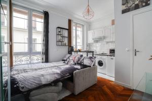 małą sypialnię z łóżkiem w kuchni w obiekcie Studio rénové cosy metro Paris 2pers wifi w Paryżu
