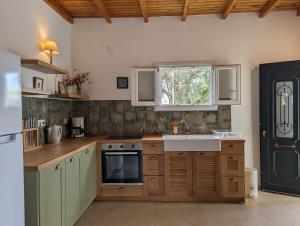 Kuchyň nebo kuchyňský kout v ubytování Almyros Garden House
