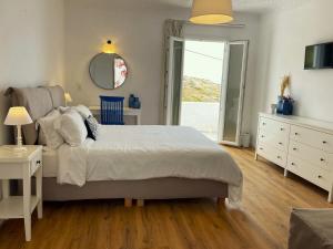 Postel nebo postele na pokoji v ubytování Adonis Hotel Studios & Apartments