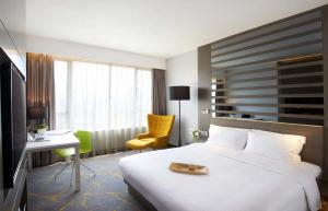 A bed or beds in a room at The Cityview - Chinese YMCA of Hong Kong