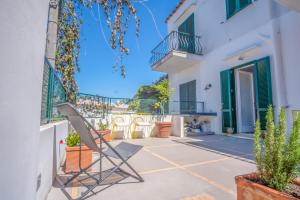 a patio with a chair on the side of a house at Il Sorriso di Bri in Capri