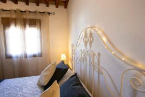 ein Schlafzimmer mit einem Bett und einem Fenster in der Unterkunft Apartamento La Mesta, Facinas - Tarifa in Facinas