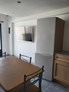 Televizorius ir (arba) pramogų centras apgyvendinimo įstaigoje Appart 30 m2 cosy 2 personnes 1 grande chambre en mezzanine