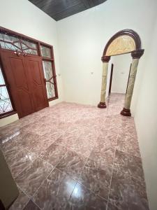 an empty room with a door and a marble floor at Elnara in Mandati