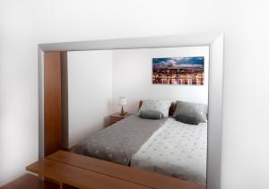 a mirror reflection of a bed in a bedroom at Apartment Zen u Postira in Postira