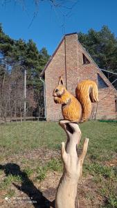 a statue of a squirrel sitting on top of a hand at Садиба Живиця in Kozlin