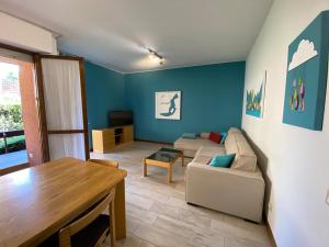 un soggiorno con divano e tavolo di Residence al Lago - Casa Lucia a Paratico