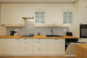 Kuchnia lub aneks kuchenny w obiekcie Sea&Sky View Apartment Par La Mer