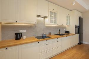 Kuchnia lub aneks kuchenny w obiekcie Sea&Sky View Apartment Par La Mer