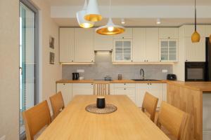 Kuchnia lub aneks kuchenny w obiekcie Sea&Sky View Apartment Par La Mer