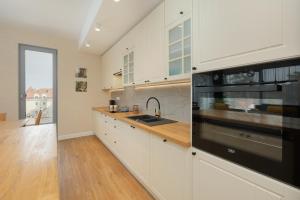 Kuchnia lub aneks kuchenny w obiekcie Sea&Sky View Apartment Par La Mer