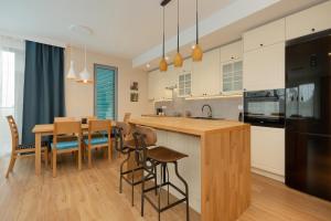 Kuchnia lub aneks kuchenny w obiekcie Sea&Sky View Apartment Par La Mer
