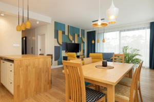 Kuchnia lub aneks kuchenny w obiekcie Sea&Sky View Apartment Par La Mer
