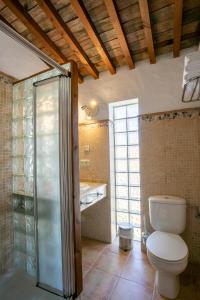 ein Badezimmer mit Toilette und Dusche in der Unterkunft Apartamento La Mesta, Facinas - Tarifa in Facinas