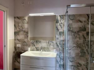 een badkamer met een wastafel en een douche bij Favolabella The Loft in Bardolino