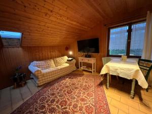 ein Wohnzimmer mit einem Sofa und einem Tisch in der Unterkunft Grimmersberg in Oberkirch
