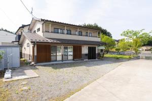 uma casa com uma entrada em frente em 多目的スタジオ月兎園 BBQや花火できます #Ok1 em Yoshioka