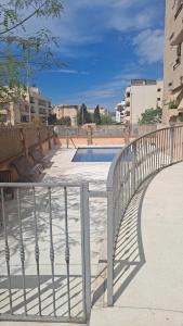 Bazén v ubytovaní Apartamento Cala de Nerja II alebo v jeho blízkosti