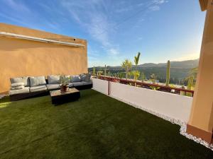 sala de estar con sofá en el balcón en Parque Botanico Resort & Country Club, en Estepona