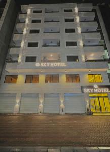Sky Hotel في العقبة: مبنى ابيض مكتوب عليه فندق السماء