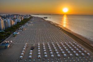 Luftblick auf einen Parkplatz neben dem Meer in der Unterkunft Residenza Marco Polo in Lignano Sabbiadoro